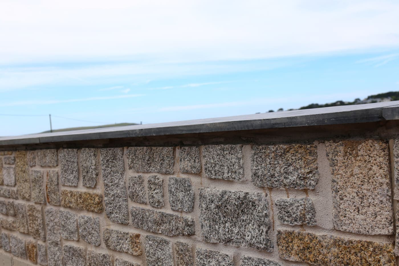 De Lank Semi-coursed Walling — Tumbled — Cornish granite, 100mm bed depth