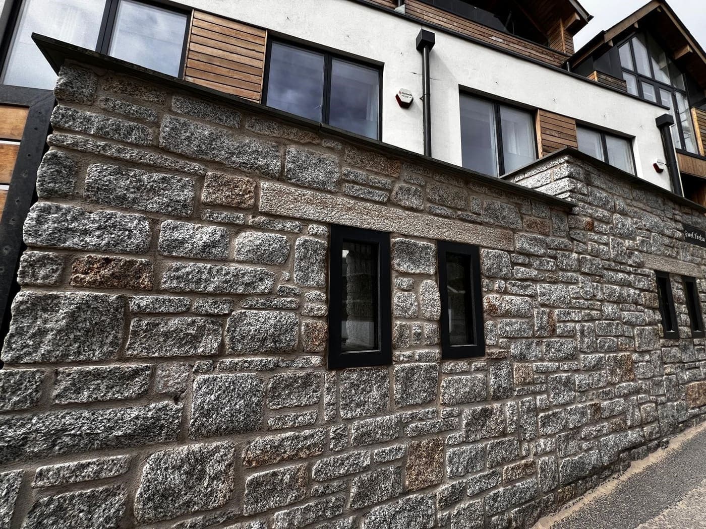 De Lank Semi-coursed Walling — Tumbled — Cornish granite, 100mm bed depth