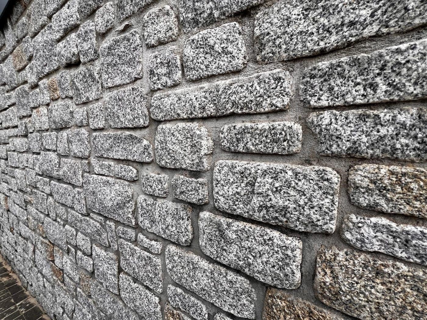 De Lank Semi-coursed Walling — Tumbled — Cornish granite, 100mm bed depth
